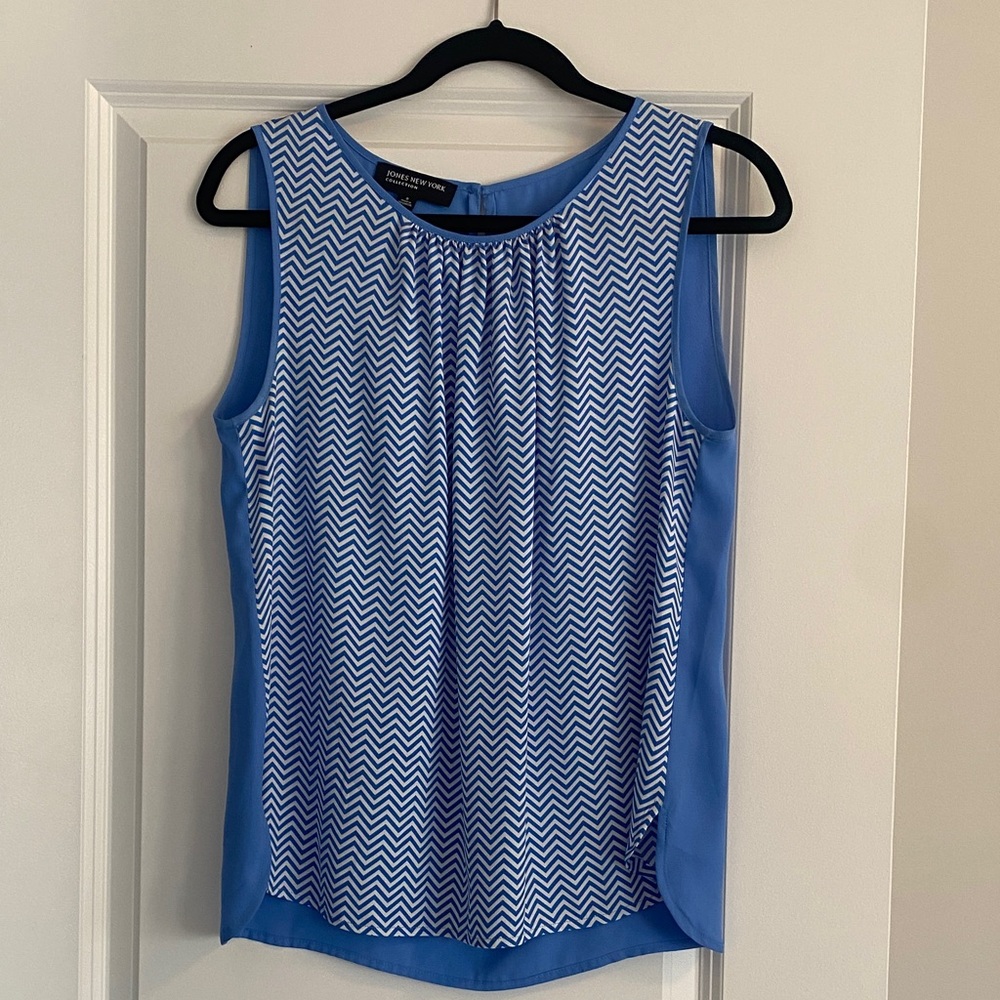 Jones New York Blue Chevron Sleeveless Blouse